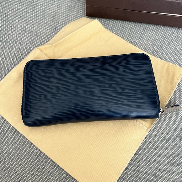 Authentic Louis Vuitton Epi Leather Zippy Wallet in Indigo - Picture 2 of 15